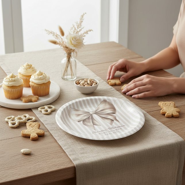 Classic Ribbon Bow Beige Baby Shower Plates Pappteller (Von Creator hochgeladen)