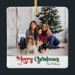 Classic Simple Frohe Weihnachten Keramikornament<br><div class="desc">Feiern Sie die Saison mit diesem einzigartigen, klassischen, schlichten Frohen Weihnachtsschmuck mit einer Touch Vintagen Charmes. Das minimalistische Design präsentiert eine elegante Rot-Grün-Farbpalette, die den gemütlichen Geist des Winters widerspiegelt. Seine moderne und lustige Anziehungskraft, gepaart mit der traditionellen Formulierung, schafft ein perfektes Gleichgewicht zwischen Kühnheit und Klasse. Die niedliche und...</div>