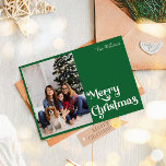 Classic Simple Green Frory Christmas One Foto Feiertagskarte<br><div class="desc">Feiern Sie die Saison mit dieser einzigartigen, klassischen, schlichten Grünen Frohe Weihnachten ein Foto-Urlaubskarte mit einer Touch von Vintagem Charme. Das minimalistische Design präsentiert eine elegante grüne Farbpalette, die den gemütlichen Geist des Winters widerspiegelt. Seine moderne und lustige Anziehungskraft, gepaart mit der traditionellen Formulierung, schafft ein perfektes Gleichgewicht zwischen Kühnheit...</div>