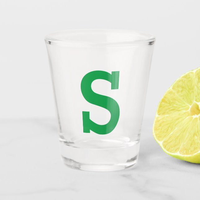 Classic Simple Initial Letter Green Schnapsglas (Vorderseite)