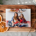 Classic Simple Merry Christmas One Foto Feiertagskarte<br><div class="desc">Feiern Sie die Saison mit dieser einzigartigen, klassischen Foto-Urlaubskarte mit einer Touch Vintagen Charmes. Das minimalistische Design präsentiert eine elegante Schwarz-Weiß-Farbpalette, die den gemütlichen Geist des Winters widerspiegelt. Seine moderne und lustige Anziehungskraft, gepaart mit der traditionellen Formulierung, schafft ein perfektes Gleichgewicht zwischen Kühnheit und Klasse. Die niedliche und spielerische Typografie,...</div>