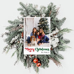 Classic Simple Merry Christmas Vertical Foto Feiertagskarte<br><div class="desc">Feiern Sie die Saison mit dieser einzigartigen, klassischen, schlichten Merry Weihnachten vertikalen Foto-Urlaubskarte mit einer Touch von Vintagem Charme. Das minimalistische Design präsentiert eine elegante Rot-Grün-Farbpalette, die den gemütlichen Geist des Winters widerspiegelt. Seine moderne und lustige Anziehungskraft, gepaart mit der traditionellen Formulierung, schafft ein perfektes Gleichgewicht zwischen Kühnheit und Klasse....</div>