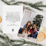 Classic Simple Merry Christmas Vertical Full Foto Feiertagskarte<br><div class="desc">Feiern Sie die Saison mit dieser einzigartigen, klassischen, schlichten Merry Weihnachten, vertikalen Foto-Urlaubskarte mit einer Touch von Vintagem Charme. Das minimalistische Design präsentiert eine elegante Rot-Grün-Farbpalette, die den gemütlichen Geist des Winters widerspiegelt. Seine moderne und lustige Anziehungskraft, gepaart mit der traditionellen Formulierung, schafft ein perfektes Gleichgewicht zwischen Kühnheit und Klasse....</div>