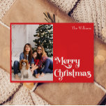 Classic Simple Red Merry Christmas One Foto Feiertagskarte<br><div class="desc">Feiern Sie die Saison mit dieser einzigartigen, klassischen, roten Weihnachtskarte mit einem Foto mit einer Touch Vintagen Charmes. Das minimalistische Design zeigt eine elegante rote Farbpalette, die den gemütlichen Geist des Winters widerspiegelt. Seine moderne und lustige Anziehungskraft, gepaart mit der traditionellen Formulierung, schafft ein perfektes Gleichgewicht zwischen Kühnheit und Klasse....</div>