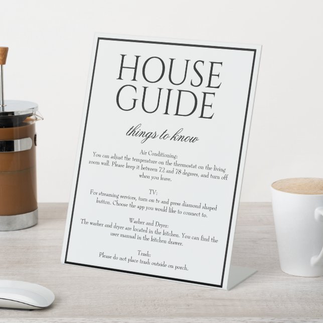 Classic Simple White House Guide Gästekonzept Sockelschild (In SItu)