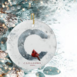 Classic Snowy Christmas Winter Scene Monogram C Keramik Ornament<br><div class="desc">Mit diesem Classic Snowy Christmas Winter Scene Monogram Keramik Ornament lassen Sie Ihr Urlaubshotel zeitlos charmant werden. Mit einer ruhigen Schneelandschaft und einem individuell anpassbaren Monogramm verbindet dieses Sake-Ornament traditionelle Weihnachtseleganz mit einer persönlichen Touch. Ideal, um der Familie, Freunden oder als unvergessliche Ergänzung zu Ihrem eigenen Baum zu schenken, erweckt...</div>