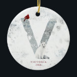 Classic Snowy Christmas Winter Scene Monogram V Keramik Ornament<br><div class="desc">Eine zauberhafte Weihnachtslandschaft mit einem arktischen Wolf und einem roten Kardinal,  der den monogrammatischen Buchstaben V schmückt. Ändern Sie einfach Ihre persönlichen Daten und machen Sie dies zum perfekten Geschenk und bleiben Sie in dieser Feriensaison für Freunde und Familie.</div>