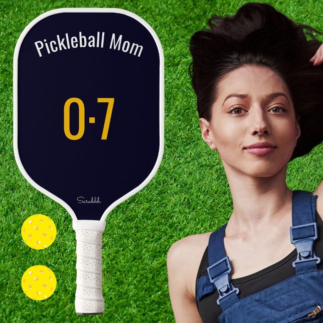 Classic Sporty Pickleball Mom Custom Name Number Schläger (Von Creator hochgeladen)