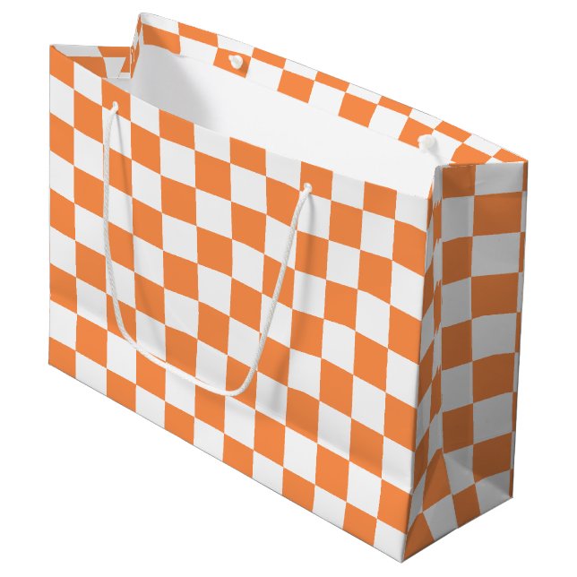 Classic visual orange checkerboard  große geschenktüte (Vorderseite Schrägansicht)