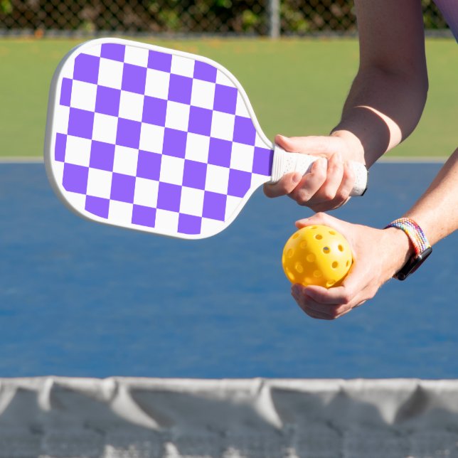 Classic visual purple checkerboard  pickleball schläger (InSitu)