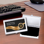 Classy Attorney Theme Visitenkarten Etui<br><div class="desc">Die klassische Visitenkarte eines Anwalts in einem modernen Design inklusive einer goldenen Skala der Justiz,  die Ihre Anwaltskanzlei oder Rechtspraxis beruflich präsentiert. Entworfen für einen Anwalt,  Strafverfolgungsbeamten oder jemanden in der Strafjustizbranche.</div>