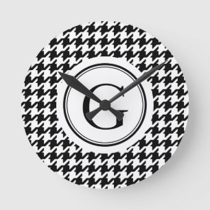 Classy black white houndstooth pattern monogram runde wanduhr