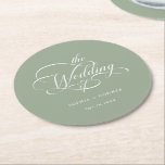 Classy Calligraphy Wedding Sage Green Runder Pappuntersetzer<br><div class="desc">Der schlichte,  grüne Hochzeitspapier-Untersetzer zeichnet sich durch eine elegante,  romantische Wirble Kalligraphie aus. Für eine weiter gehende Anpassung dieses Designs klicken Sie bitte auf den BUTTON BLAU DESIGN TOOL oben!</div>