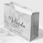 Classy Elegant Marble Personalisiert Bridesmaids Große Geschenktüte<br><div class="desc">Klassische Elegant Marmor Personalisierte Bridesmaids Geschenktasche mit personalisiertem Bräunungsnamen in grauem,  modernem kalligrafischem Schriftart mit Titel und Hochzeitsdatum in grauem,  modernem Sans Serif Schriftart auf weißem Marmorboden. Auch perfekt für Trauzeugin,  Blütenmädchen,  Brautmutter,  Trauzeuge,  Trauzeuge und mehr.</div>