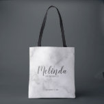 Classy Elegant Marble Personalisiert Bridesmaids Tasche<br><div class="desc">Klassische Elegant Marmor Modernes Drehbuch Personalisierte Bridesmaids Tote Bag mit personalisierten Bräunungsnamen im modernen kalligraphischen Schriftart Stil mit Titel und Hochzeitstermin in modernen sans serif Schriftart Stil auf weißem Marmor Hintergrund. Auch perfekt für die Trauzeugin,  Blumenmädchen,  Brautmutter und vieles mehr.</div>