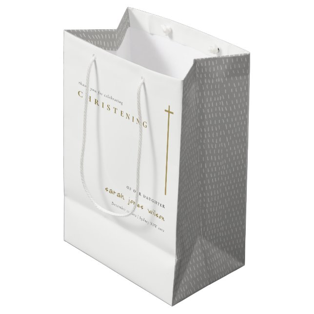 Classy Elegant Minimal Gold Typografie Christening Mittlere Geschenktüte (Vorderseite Schrägansicht)
