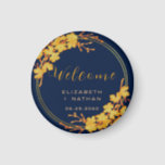 Classy Gold Floral Navy Blue Wedding willkommen Magnet<br><div class="desc">Der Begrüßungmagnet für die blaue Hochzeitsnacht der klassischen Goldflorennacht ist mit einem dunkelmarineblau-Hintergrund geschmückt, der mit einem faszinierenden, goldenen Blumenmuster und moderner Typografie geschmückt ist. Die Kombination der reichen Marine mit dem schimmernden Gold schaffen eine elegante und luxuriöse Ästhetik. Von dieser Seite aus können Sie die Sammlung sehen, um passende...</div>