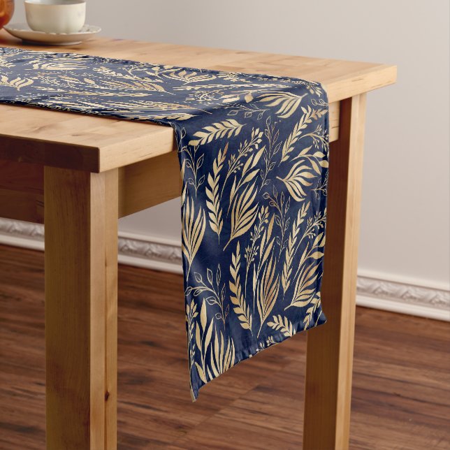 Classy Gold Foliage Botanical Blue Design Kurzer Tischläufer (Beispiel)