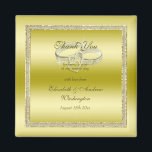 Classy Gold Glitzer & Wedding Rings  Magnet<br><div class="desc">Ein schönes, stilvolles und sehr elegantes Hochzeitszenario mit einem glamourösen, goldfarbenen funkelnd Sequenzrahmen, der in einem farbigen Glitzer mit hübschem Goldgestuhl eingefasst ist, im Hintergrund sind zwei glänzende Hochzeitsringe mit Diamantenherzen-Dekoration. Ein romantisches Design für Ihren besonderen Tag. Alle Text-, Schriftart- und Schriftart-Farben sind vollständig an Ihre Anforderungen angepasst. Wenn Sie...</div>