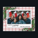 Classy Green Holly Red Berries Botanical Foliage Postkarte<br><div class="desc">Einzigartige,  klassische,  trendige,  hübsche und dekorative Ferienkarte. Niedlich Happy Holidays begrüßen Text und Raum,  um mit einem Foto,  Familiennamen (oder individuellen Namen) und der Nachricht Ihrer Wahl zu personalisieren oder anzupassen. Gerahmt von Burgunder Rotbeeren und dunkelgrünen Blätterbuketten auf einer klassischen korallenroten und weißen Hütte Französisch Land Gingham Karo Hintergrund.</div>