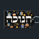 Classy Hebrew Hanukkah Menorah Dreidel & Donuts Geschenkanhänger<br><div class="desc">Machen Sie Ihr Geschenk wirklich etwas Besonderes mit diesem schicken Hanukkah Geschenktag. Sicher, um den Empfänger zu deLIGHT. Mit diesem kühnen Design sollte jemand seinen Urlaub machen. Es ist der perfekte Weg, um Freunden und Familie ein Happy Hanukkah wünschen. Whimsikale bunte Chanukah-Elemente - darunter Jelly Donuts, Dreidels, Wrapped Gifts, Gold...</div>