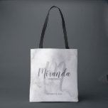 Classy Marble Script Personalisiert Bridesmaiers Tasche<br><div class="desc">Fügen Sie Ihrer Hochzeit eine persönliche Touch mit personalisierten Brautmeistern Geschenktüte hinzu. Diese Tote-Tasche hat einen personalisierten Bräunungsnamen in grauem, modernem Script Schriftart Stil und Monogramm in hellgrauem, modernem Script Schriftart Stil als Hintergrund mit Titel und Hochzeit Datum in grau modernen sans serif Schriftart Stil auf weißem Marmor Hintergrund. Auch...</div>