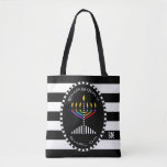 Classy Menorah Shabbat Shalom Toag Tasche<br><div class="desc">Diese hübsche Tasche besticht durch eine bunte Menorah in einem ovalen,  schwarz-weißen Streifen. Tasche hinten hat schwarz-weiße Streifen koordiniert. ~ Karyn</div>