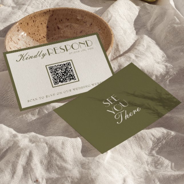 Classy Olive Green Old Money QR Fancy Code Wedding RSVP Karte (Von Creator hochgeladen)