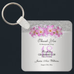Classy Silver & Belladonna Lilies 18. Geburtstag   Schlüsselanhänger<br><div class="desc">Schöne, klassische und stilvolle Geburtstagsparty danke Ihnen Schlüsselanhänger/Keyring für Frauen. Dieses Beispiel wurde für 18 Jahre entwickelt, ist aber für jedes Alter geeignet. Ein glamouröses Design mit einem silbernen Glitzer und Farbverlauf mit einem hübschen silbernen Band, um die beiden Bilder zu trennen, über dem Band ist ein gedrucktes Bild eines...</div>