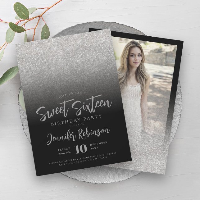Classy Silver Black Glitzer Foto Sweet 16 Einladung (Classy Silver Black Glitter Photo Sweet 16 Invitation)