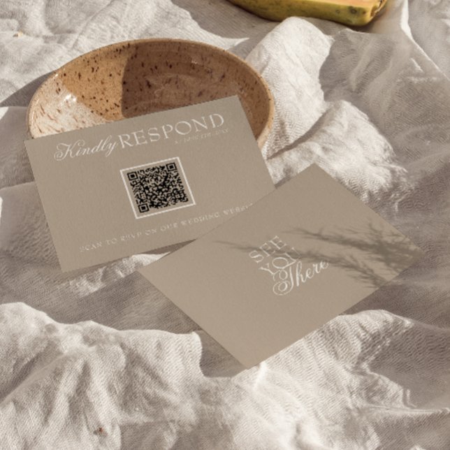 Classy Soft Taupe Old Money QR Fancy Code Wedding RSVP Karte (Von Creator hochgeladen)