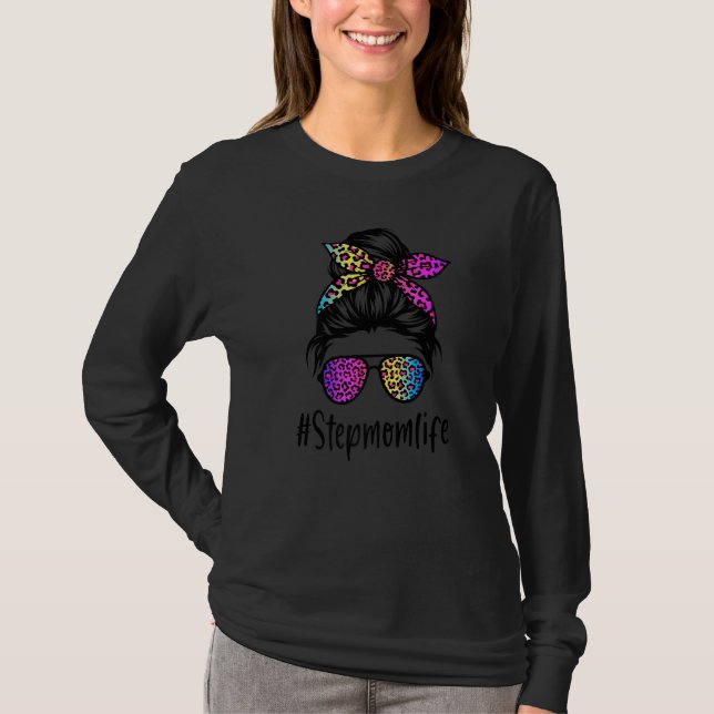 Classy Stepmom life Messy Bun Rainbow Leopard Moth T-Shirt (Vorderseite)