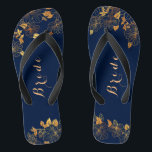 Classy Wedding Bride Deep Gold Foliage Navy Blue Flip Flops<br><div class="desc">Diese klassischen Hochzeitsheime mit goldgelbem Blattwerk und blauen Flip-Flops haben einen dunkelblauen Hintergrund, der mit einem aufwändigen goldenen Blumenmuster und einer anpassbaren modernen Typografie geschmückt ist. Die Kombination der reichen Marine mit dem schimmernden Gold schaffen eine elegante und luxuriöse Ästhetik. Anzeigen der Auflistung auf dieser Seite, um passende Elemente zu...</div>