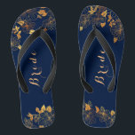 Classy Wedding Bride Deep Gold Foliage Navy Blue Flip Flops<br><div class="desc">Diese klassischen Hochzeitsheime mit goldgelbem Blattwerk und blauen Flip-Flops haben einen dunkelblauen Hintergrund, der mit einem aufwändigen goldenen Blumenmuster und einer anpassbaren modernen Typografie geschmückt ist. Die Kombination der reichen Marine mit dem schimmernden Gold schaffen eine elegante und luxuriöse Ästhetik. Anzeigen der Auflistung auf dieser Seite, um passende Elemente zu...</div>