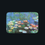 Claude Monet-Wasser-Lilien-Teich Badematte<br><div class="desc">Wasser-Lilien, C. 1916, ist eine einer Reihe von über zweihundert Wasserlilien-Blumenmalereien durch französischen Impressionismuskünstler Claude Monet, der sie an seinem Gartenteichanfang im frühen 1900's malt. Zu dieser Zeit konstruierte er seinen Blumengarten mit der Absicht, um sie als Inspiration zu verwenden, um plein Luft-Blumenmalereien zu schaffen. Er fügte einen Teich, mit...</div>