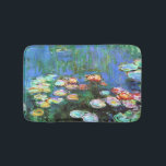 Claude Monet-Wasser-Lilien-Teich Badematte<br><div class="desc">Wasser-Lilien, C. 1916, ist eine einer Reihe von über zweihundert Wasserlilien-Blumenmalereien durch französischen Impressionismuskünstler Claude Monet, der sie an seinem Gartenteichanfang im frühen 1900's malt. Zu dieser Zeit konstruierte er seinen Blumengarten mit der Absicht, um sie als Inspiration zu verwenden, um plein Luft-Blumenmalereien zu schaffen. Er fügte einen Teich, mit...</div>