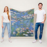 Claude Monet // Water Lilies Fleecedecke<br><div class="desc">Water Lilies ist eine Reihe von etwa 250 Ölgemälden des französischen Impressionisten Claude Monet (1840-1926). Die Gemälde zeigen Monets Blumengarten in Giverny und standen im Mittelpunkt der künstlerischen Produktion Monets in den letzten dreißig Jahren seines Lebens. Diese Wiedergabe ist hochauflösend und dem Original treu, ohne dass sie bearbeitet oder verändert...</div>