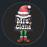 Claus Couples Matching Christmas Pajamas Kurz Runder Aufkleber<br><div class="desc">Sie suchen gemütliche Valentiniergeschenke für jemanden? Für diese besondere Liebe in deinem Leben. Auch ein passendes Paar für ein Foto am 14. Februar. Zeige, wie viel du sie Liebe, nicht nur an diesem Valentinstag, sondern auch jeden Tag. Feiern Sie Liebe mit unserem Valentinstag T - Shirt. Mit einem stilvollen und...</div>