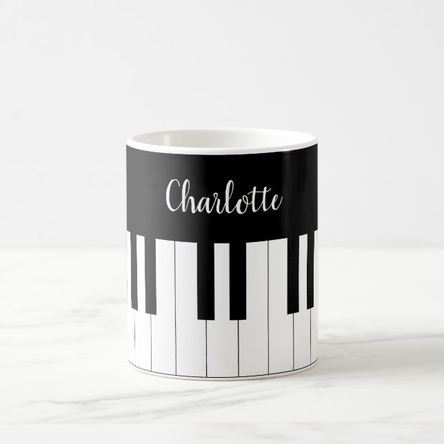 Clavier de piano, tasse noire et blanche (Centre)