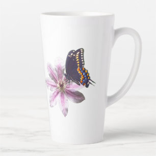 Clematischer Blume und Schmetterling aus schwarzem Milchtasse