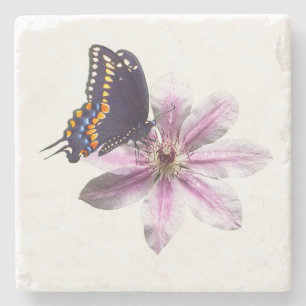 Clematischer Blume und Schmetterling aus schwarzem Steinuntersetzer
