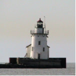 Cleveland Harbour Lighthouse Fotoskulptur<br><div class="desc">Fans der Wassergeschichte,  Cleveland,  Lake Erie oder nur diejenigen,  die einen Leuchtturm gewollt haben,  um sie im Büro durch einen Nebel der Papierarbeit zu führen,  wird dieses Foto zu einer Fotoskulptur für einen großartigen Konversationsstart!</div>