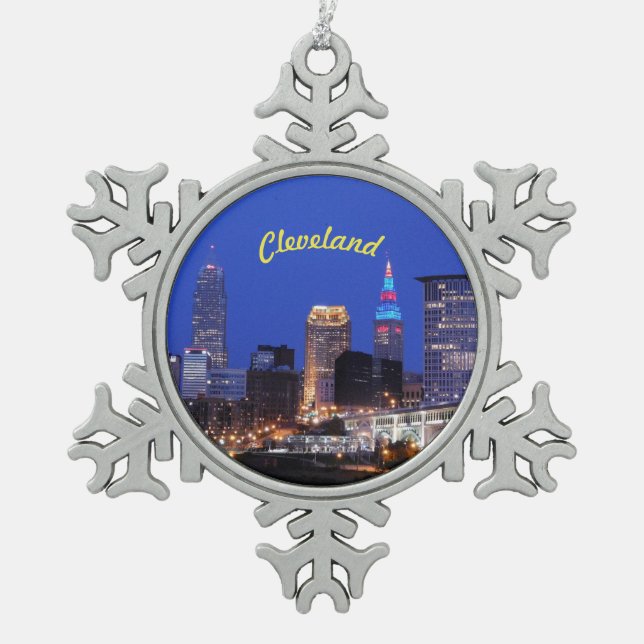 Cleveland Night Skyline Schneeflocken Zinn-Ornament (Vorderseite)