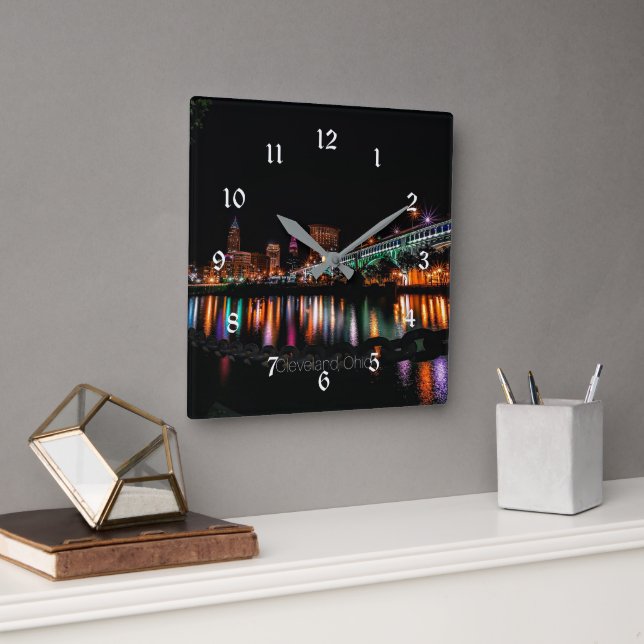 Cleveland Ohio cityscape Quadratische Wanduhr (Büro)