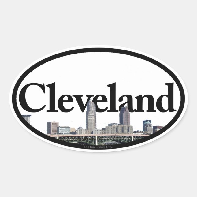 Cleveland, Ohio Skyline mit Cleveland im Himmel Ovaler Aufkleber (Vorderseite)
