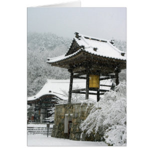 Clocher japonais dans la neige