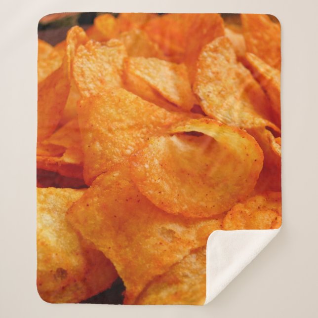 Close up of juicy, crispy, chips on black plate. sherpadecke (Vorderseite)