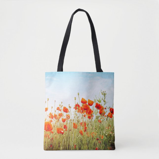 Close up poppies on field. Wild flowers in springt Tasche (Vorderseite)