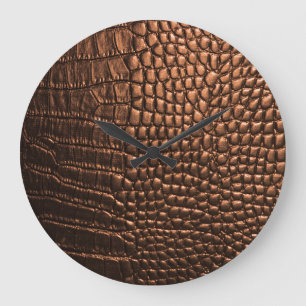 Closeup: Krokodilledertextur. Große Wanduhr