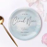 Cloud neun Babydusche grau staubblau Pappteller<br><div class="desc">Wir sind auf Cloud neun Baby-Dusche-Template-Teller personalisiert Babydusche Geschirr. Pastell-Aquarelltöne,  graue,  moderne Schriftzeichen-Dekoration.</div>